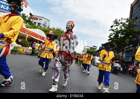 Bangkok, Tailandia. 26 Luglio, 2015. Artisti Folk eseguire durante una parata che segna il quarantesimo anniversario della creazione del Sino-Thai relazioni diplomatiche a Bangkok, Thailandia, 26 luglio 2015. © Li Mangmang/Xinhua/Alamy Live News Foto Stock