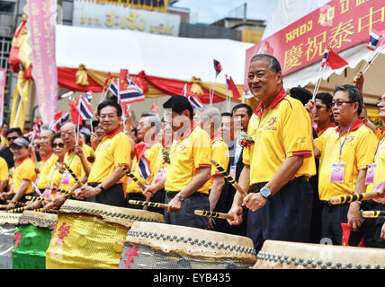 Bangkok, Tailandia. 26 Luglio, 2015. Il governatore di Bangkok Sukhumbhand Paripatra anteriore (R) partecipa a una sfilata che segna il quarantesimo anniversario della creazione del Sino-Thai relazioni diplomatiche a Bangkok, Thailandia, 26 luglio 2015. © Li Mangmang/Xinhua/Alamy Live News Foto Stock