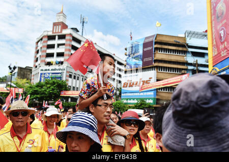 Bangkok, Tailandia. 26 Luglio, 2015. Le persone che frequentano una sfilata che segna il quarantesimo anniversario della creazione del Sino-Thai relazioni diplomatiche a Bangkok, Thailandia, 26 luglio 2015. © Li Mangmang/Xinhua/Alamy Live News Foto Stock