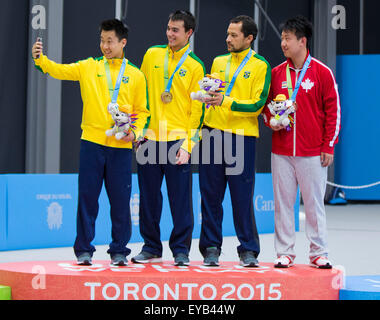 Toronto, Canada. Xxv Luglio, 2015. Medaglia di argento Gustavo Tsuboi del Brasile, medaglia d'oro Hugo Calderano del Brasile, bronze medalists Thiago Monteiro del Brasile e Eugene Wang del Canada (L-R) comportano per le foto durante la premiazione cermeony degli uomini singoli partita finale del ping pong evento al XVII Giochi Panamericani a Toronto, Canada, 25 luglio 2015. © Zou Zheng/Xinhua/Alamy Live News Foto Stock