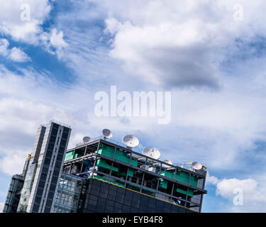 Parabole satellitari sulla parte superiore dell edificio Reuters, Londra Foto Stock