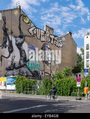 In bianco e nero gli animali morti di appendere sul lato dell'edificio, murale da artista di strada Roa da Gand a Kreuzberg di Berlino Foto Stock