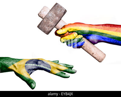 Bandiera della pace sovrastampato su una mano che tiene un martello pesante di colpire una mano che rappresenta il Brasile. Immagine concettuale per italiano Foto Stock