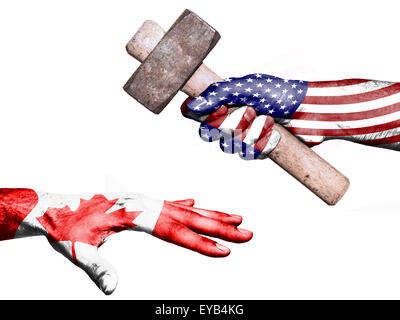 Bandiera degli Stati Uniti sovrastampato su una mano che tiene un martello pesante di colpire una mano che rappresenta il Canada. Immagine concettuale per Foto Stock