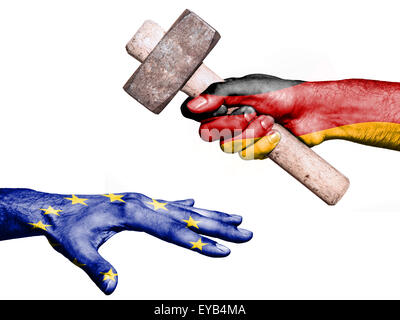 Bandiera della Germania sovrastampato su una mano che tiene un martello pesante di colpire una mano che rappresentano l'Unione europea. Immagine concettuale fo Foto Stock