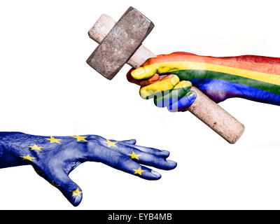 Bandiera della pace sovrastampato su una mano che tiene un martello pesante di colpire una mano che rappresentano l'Unione europea. Immagine concettuale per Foto Stock