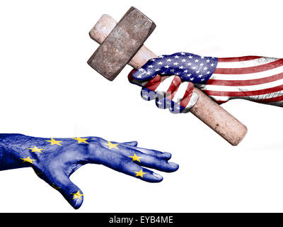 Bandiera degli Stati Uniti sovrastampato su una mano che tiene un martello pesante di colpire una mano che rappresentano l'Unione europea. Im concettuale Foto Stock