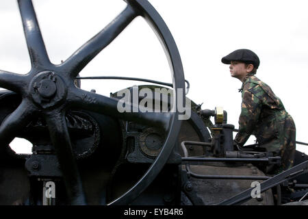 Il carbone boy lavora un motore di vapore Foto Stock