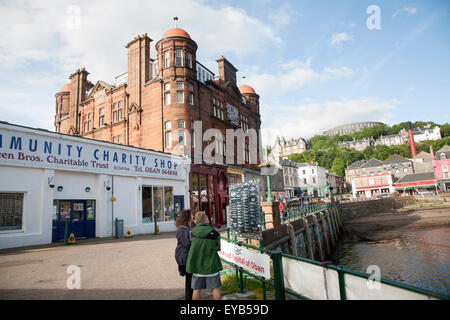 Il Quayside sul molo nord con l'Hotel Columba, Oban, Argyll and Bute, Scotland, Regno Unito Foto Stock