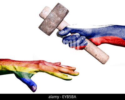 Bandiera della Russia sovrastampato su una mano che tiene un martello pesante di colpire una mano che rappresentano la pace. Immagine concettuale per italiano Foto Stock