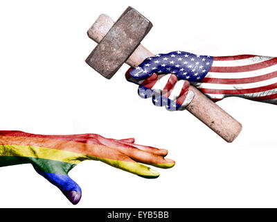 Bandiera degli Stati Uniti sovrastampato su una mano che tiene un martello pesante di colpire una mano che rappresentano la pace. Immagine concettuale per p Foto Stock
