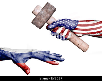 Bandiera degli Stati Uniti sovrastampato su una mano che tiene un martello pesante di colpire una mano che rappresenta la Russia. Immagine concettuale per Foto Stock