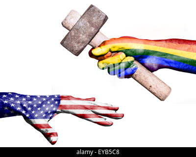 Bandiera della pace sovrastampato su una mano che tiene un martello pesante di colpire una mano che rappresenta gli Stati Uniti. Immagine concettuale per p Foto Stock