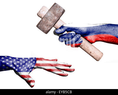 Bandiera della Russia sovrastampato su una mano che tiene un martello pesante di colpire una mano che rappresenta gli Stati Uniti. Immagine concettuale per Foto Stock