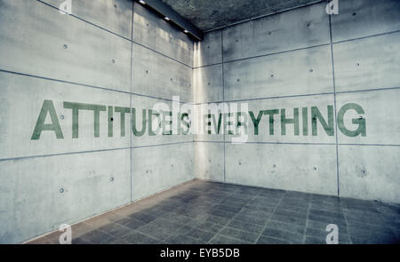 L'atteggiamento è tutto, motivazionale messaggio graffiti sul muro di cemento Foto Stock