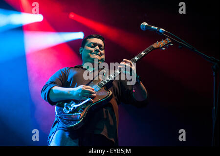 Malmesbury, Wiltshire, Regno Unito. Xxv Luglio, 2015. Aurelio, performing live in Siam tenda durante il secondo giorno del WOMAD festival di musica, Charlton Park, Inghilterra, Regno Unito. Credito: Francesca Moore/Alamy Live News Foto Stock