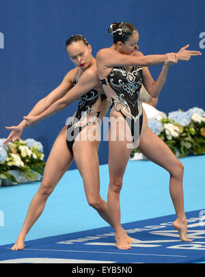 Kazan. 26 Luglio, 2015. Huang Xuechen e Sun Weyan della Cina competere durante il duetto tecnico di nuoto sincronizzato eliminatorie a Campionati del Mondo di nuoto FINA a Kazan, Russia, luglio 26, 2015 © Pavel Bednyakov/Xinhua/Alamy Live News Foto Stock