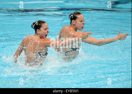 Kazan. 26 Luglio, 2015. Huang Xuechen e Sun Weyan della Cina competere durante il duetto tecnico di nuoto sincronizzato eliminatorie a Campionati del Mondo di nuoto FINA a Kazan, Russia, luglio 26, 2015 © Pavel Bednyakov/Xinhua/Alamy Live News Foto Stock