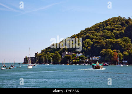 Il restaurato battello a vapore "Kingswear Castle' voce a valle da Dartmouth sul fiume Dart, Devon, Inghilterra, Regno Unito Foto Stock