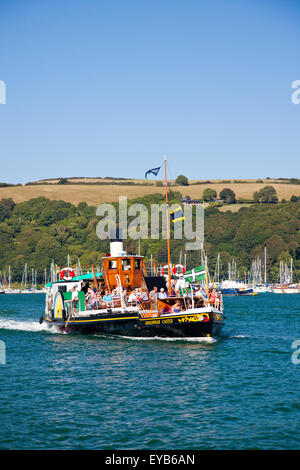 Il restaurato battello a vapore "Kingswear Castle' avvicinamento Dartmouth sul fiume Dart, Devon, Inghilterra, Regno Unito Foto Stock