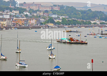 Il restaurato battello a vapore "Kingswear Castle' voce lungo il fiume da Dartmouth sul fiume Dart, Devon, Inghilterra, Regno Unito Foto Stock