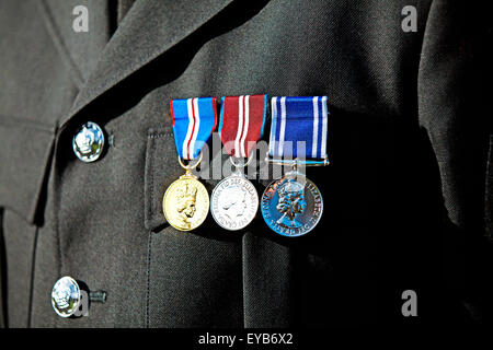 La polizia lungo servizio e buona condotta medaglia. La medaglia del Giubileo d'oro delle regine e la medaglia del Giubileo del Diamante delle regine, unite ad una tunica dei policemani Foto Stock