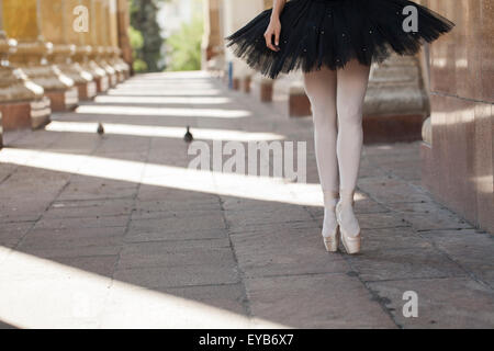 Ragazza ballerina flats permanente sulla tiptoes Foto Stock