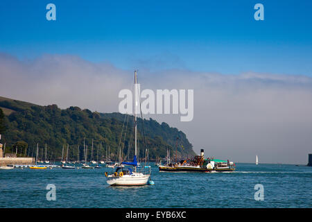 Il restaurato battello a vapore "Kingswear Castle' avvicinamento Dartmouth sul fiume Dart, Devon, Inghilterra, Regno Unito Foto Stock