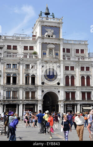 Italia - Venezia - Piazza San Marco - la Torre dell'Orologio - famoso ornato di clock tower - alla luce del sole - cielo blu - folle Foto Stock