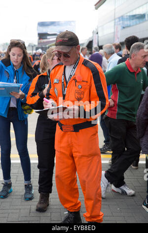 Silverstone, UK. Xxv Luglio, 2015. Preparazione nel pitts prima della F1A maestri storici vetture sportive gara Silverstone Classic 2015 i mondi più grande motore classico racing festival. Credito: Keith Larby/Alamy Live News Foto Stock