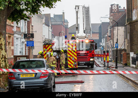 Southend on Sea, Essex, Regno Unito. 26 Luglio, 2015. Incendio scoppia in cinema,Fire equipaggi erano chiamati al Teatro Impero in Alexandra Street appena prima del 8am questa mattina a seguito di segnalazioni di incendio in edificio abbandonato. Credito: darren Attersley/Alamy Live News Foto Stock