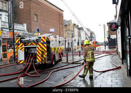 Southend on Sea, Essex, Regno Unito. 26 Luglio, 2015. Incendio scoppia in cinema,Fire equipaggi erano chiamati al Teatro Impero in Alexandra Street appena prima del 8am questa mattina a seguito di segnalazioni di incendio in edificio abbandonato. Credito: darren Attersley/Alamy Live News Foto Stock