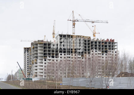 Costruzione di un nuovo edificio alto. Quattro gru a torre Foto Stock