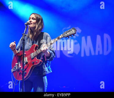 Malmesbury, Wiltshire, Regno Unito. Xxv Luglio, 2015. Womad Festival Charlton Park Wiltshire:i pentagrammi, Emily Jessica & Camilla Staveley-Taylor, da Watford Inghilterra nell'esecuzione in Siam tenda Credito: charlie bryan/Alamy Live News Foto Stock