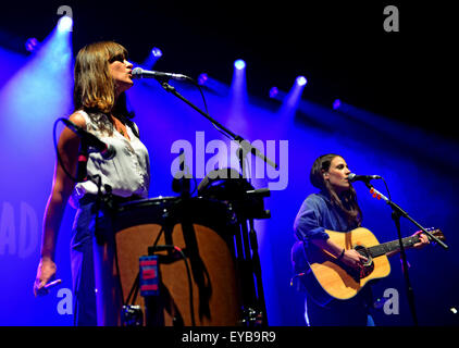 Malmesbury, Wiltshire, Regno Unito. Xxv Luglio, 2015. Womad Festival Charlton Park Wiltshire:i pentagrammi, Emily Jessica & Camilla Staveley-Taylor, da Watford Inghilterra nell'esecuzione in Siam tenda Credito: charlie bryan/Alamy Live News Foto Stock