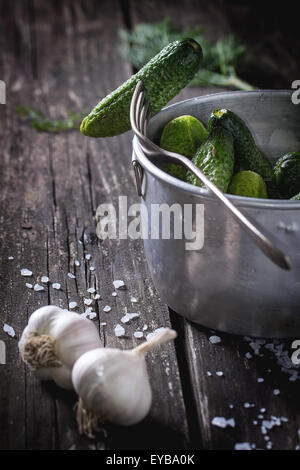 Preparazione di basso-sale di cetrioli sottaceto Foto Stock