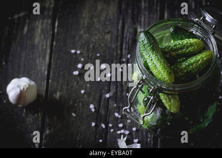 Preparazione di basso-sale di cetrioli sottaceto Foto Stock