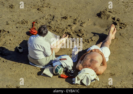 British seaside giovane su di una spiaggia di sabbia in estate. Blackpool, Lancashire, Inghilterra. Regno Unito Foto Stock