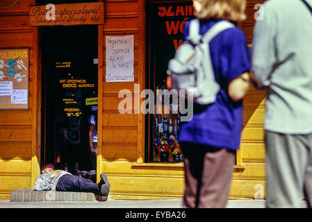 Un uomo addormentato nella porta di una vodka store. Zakopane. La Polonia. Foto Stock