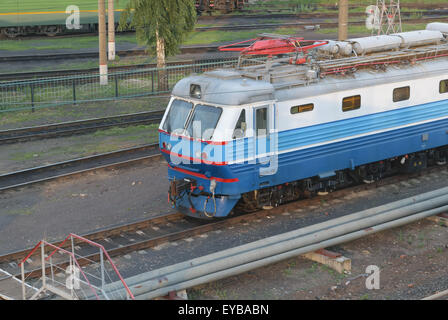 È elettrico sui binari in corrispondenza di una stazione ferroviaria. Foto Stock