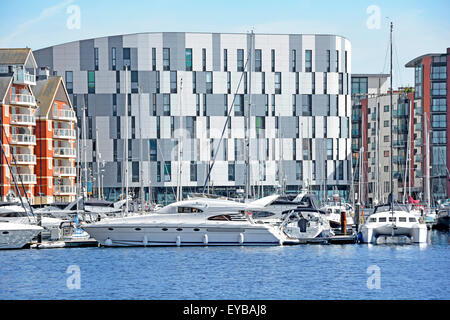 Vista sul lungomare di Ipswich, barche marina e Università moderna Edificio del campus della Suffolk University UCS East Anglia England UK Foto Stock