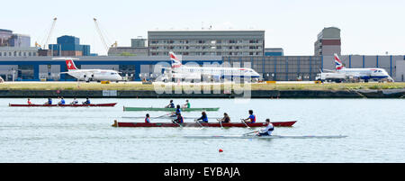 Aeromobile all'Aeroporto di London City con i rematori di formazione nel vecchio Royal Docks accanto alla pista di atterraggio Docklands di Londra Newham Regno Unito Inghilterra Foto Stock