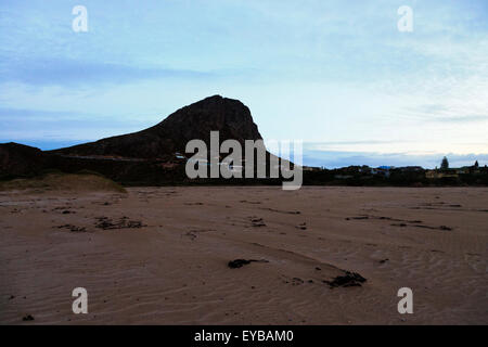 Klein-Hangklip montagna sul lato orientale della Baia di False come visto da Rooi-Els, Sud Africa Foto Stock