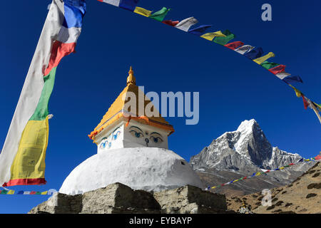 Stupa buddisti con la preghiera le bandiere, villaggio Dingboche, Imja Khola River Valley, Dingboche Pass, campo base Everest trek, Sagarmatha Foto Stock