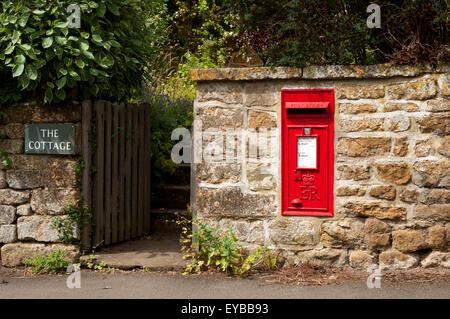 Letter Box nel villaggio di Horley, Oxfordshire, England, Regno Unito Foto Stock