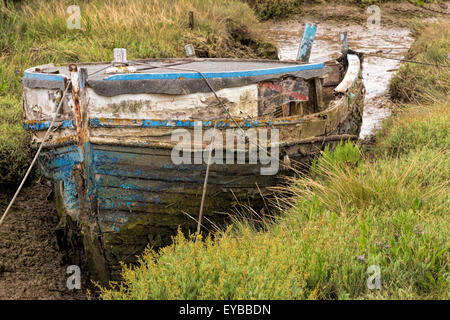 Barca a spiovente con la bassa marea da riva a West Mersea, Mersea Island, Colchester, Essex, East Anglia, Inghilterra, Regno Unito. Foto Stock