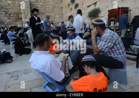 Gerusalemme. 26 Luglio, 2015. Tisha B'Av preghiere dal muro del pianto nella città vecchia di Gerusalemme. Credito: Boaz Rottem/Alamy Live News Foto Stock