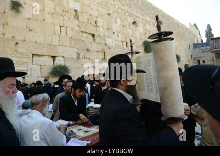 Gerusalemme. 26 Luglio, 2015. Tisha B'Av preghiere dal muro del pianto nella città vecchia di Gerusalemme. Credito: Boaz Rottem/Alamy Live News Foto Stock