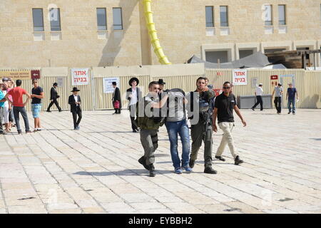 Gerusalemme. 26 Luglio, 2015. Tisha B'Av preghiere dal muro del pianto nella città vecchia di Gerusalemme. Credito: Boaz Rottem/Alamy Live News Foto Stock