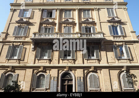 Facciata di appartamenti residenziali e convertito in medical suite su un italiano street. Foto Stock